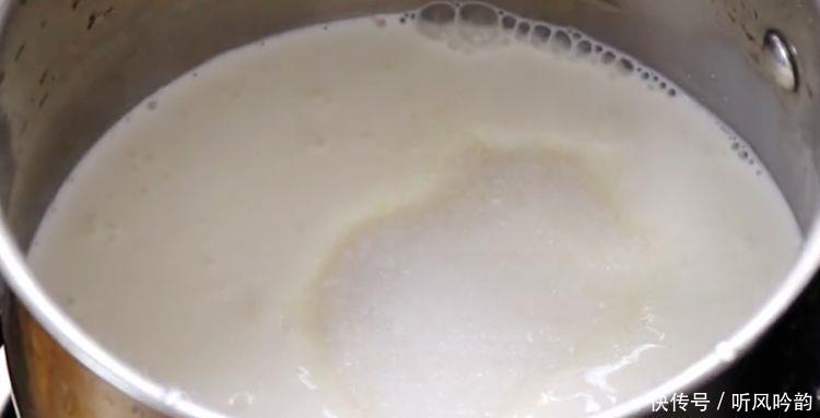 搅拌|家里有鸡蛋别只会水煮,加1盒牛奶做个布丁,香甜嫩滑,入口即化