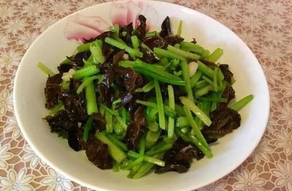 香芹|美食推荐葱爆牛肉,香芹炒木耳,燕麦脆皮香蕉的做法