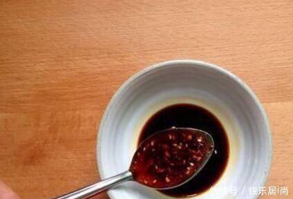 鸡皮|只需要一种香料,加入白切鸡中,鸡皮会立刻变黄