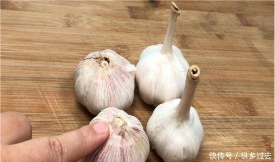 轻轻|原来大蒜身上有个“小机关”,轻轻一捏,蒜皮就能轻松脱落,实用