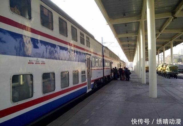 被子|卧铺女乘客被子滑落，乘务员捡起时无意间看到她的脸，吓得大叫！
