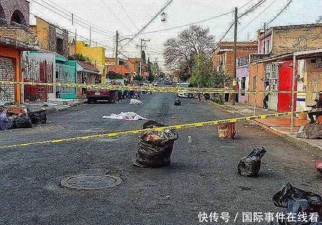水泥块|40多位居民联合抓住持枪劫匪后，竟用木棒和水泥块将他活活砸死