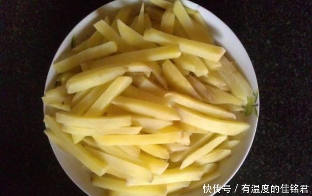 薯条|炸薯条时,需要先焯水吗大厨教你一招,薯条又香又酥不回软!