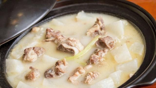 清新|教大家做棒骨炖萝卜,营养丰富,清新爽口,汤汁鲜美