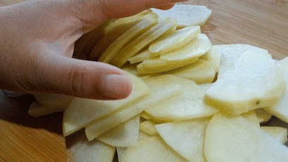 美食|土豆又出新做法了,加1碗糯米粉,吃着软糯香甜,出锅就扫光