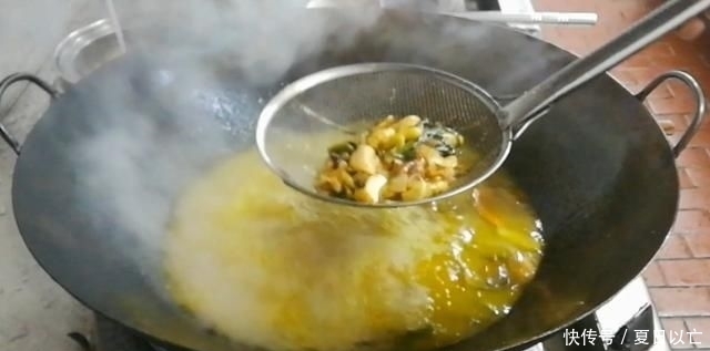 香菇|淮扬菜大厨改良员工餐将香菇烧鸡这么做,鲜香微辣,开胃下饭