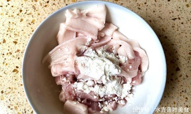 开胃菜|韭菜苔藓也可以这样吃,用西红柿炸,生津开胃菜,不够吃