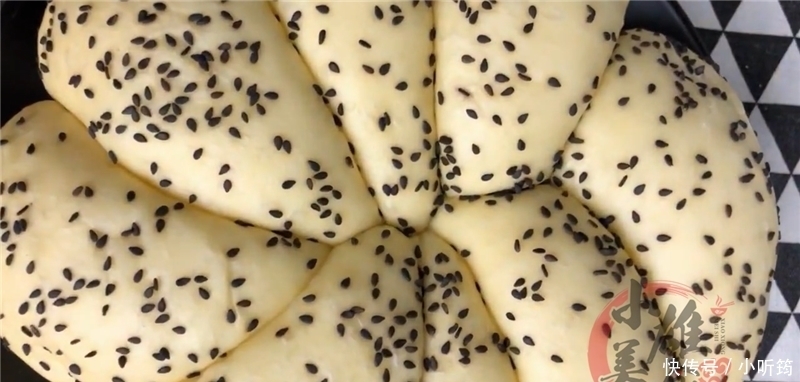 放进|把8个面团放进电饭锅里,不加一滴水,刚出锅就被抢吃光