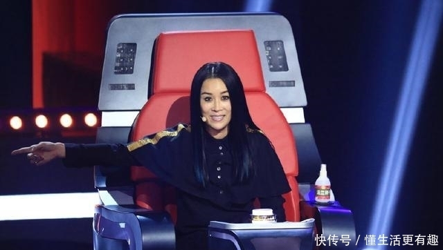  那英|三年前被那英淘汰，如今却和她平起平坐，网友直言：这脸打的真响