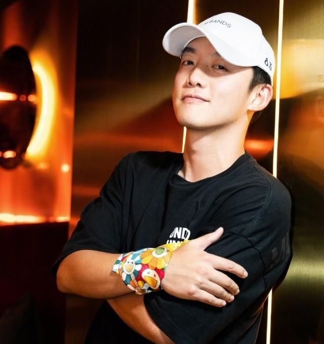  郑恺录|跑男郑恺录跑男瘦了10斤，蔡徐坤熊抱郑恺，郑恺带了一朵什么花