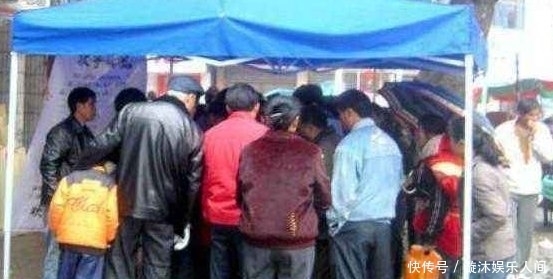 收钱|有人在农村每家每户收钱,给10元账本上记100元,很多人已经上当