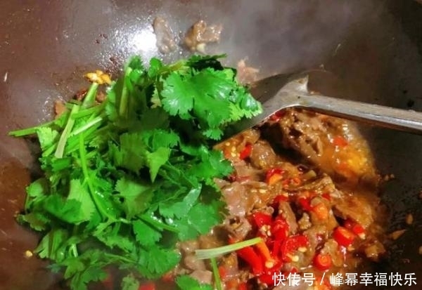  下饭|没有什么比香菜炒牛肉还要香的了，可谓真的是嫩滑鲜香，还特下饭