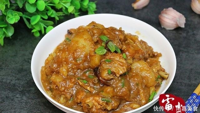  没了|鸡翅别再红烧了，换个花样加它一起烧，喷香下饭，一盘转身就没了