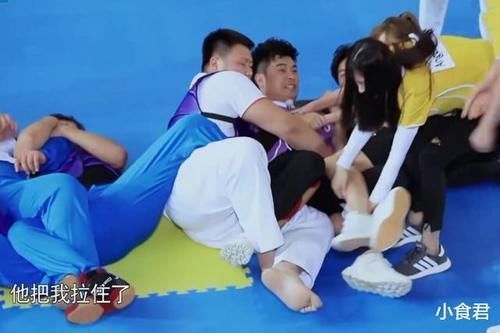 扯破|Baby撕名牌衣服被扯破,郑恺瞬间看呆,4个字说出广大网友的心声