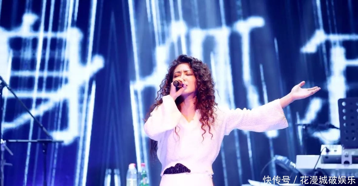  开演唱会|当年她被那英淘汰，罗大佑现场收她为徒，如今跟那英平起平坐