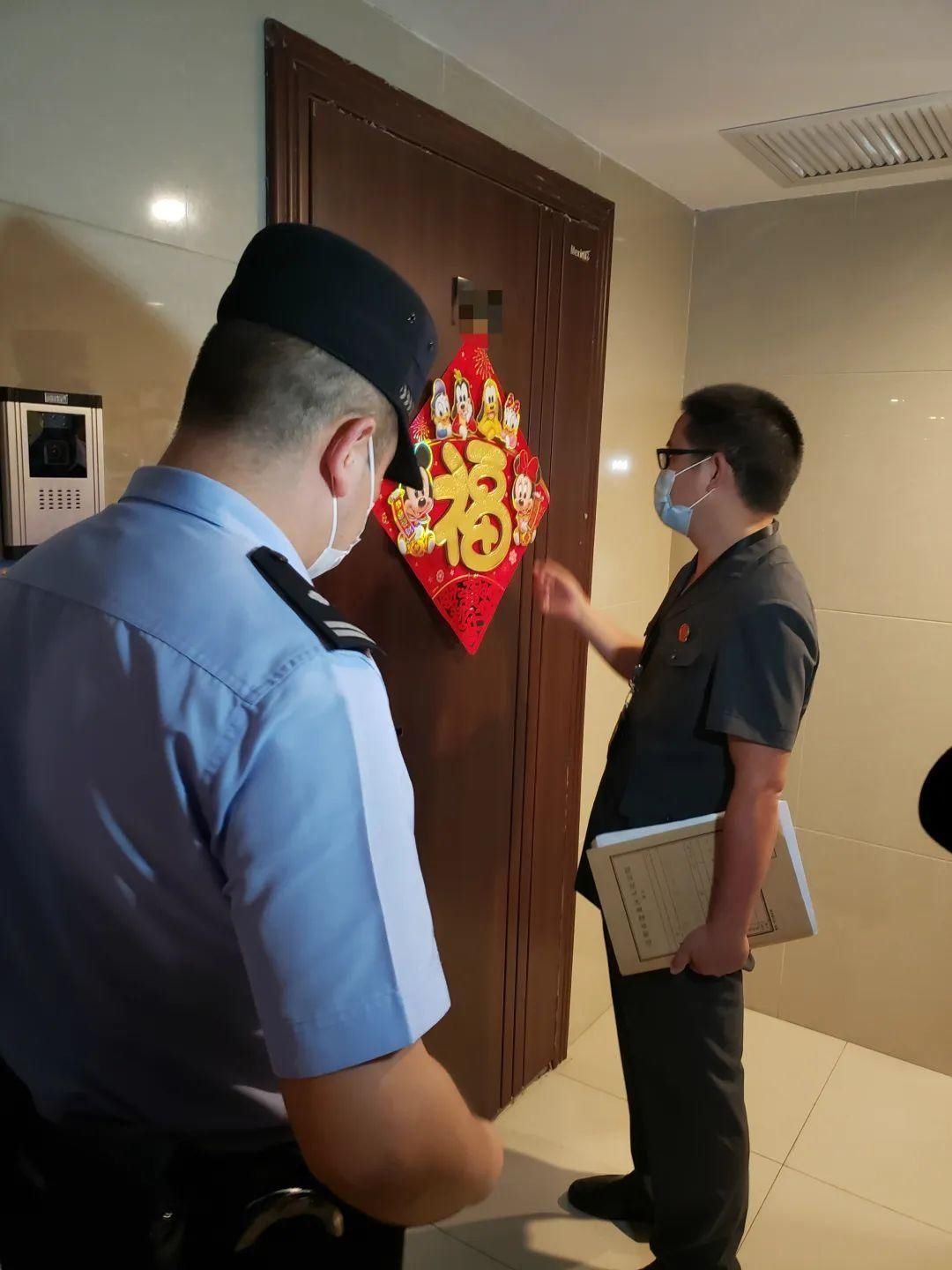 法律|前夫欠下巨额债务女子认为与自己无关，法院上门强制腾房，她竟报警“求助”