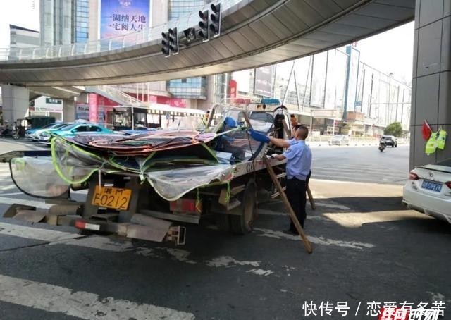 交通|凤凰园交警集中开展“清伞”整治行动