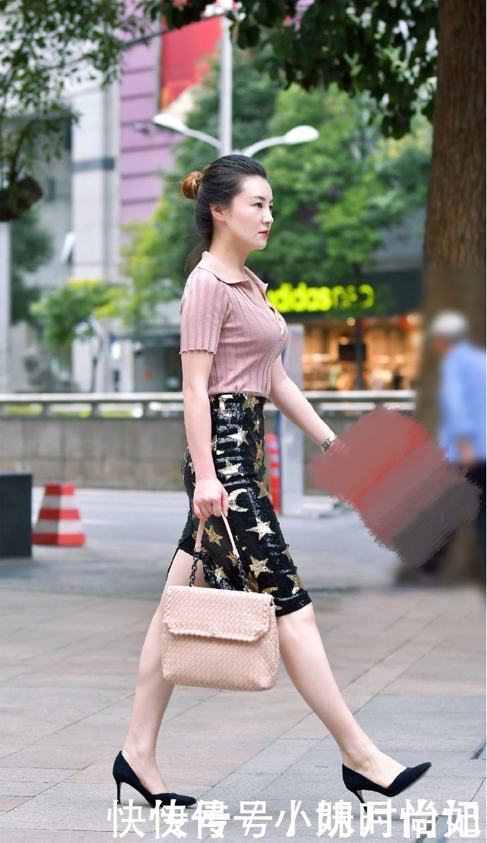  年轻|摄影35岁表姐穿衣超有范,“闪亮”的黑色半身裙,很多年轻姑娘都不敢尝试