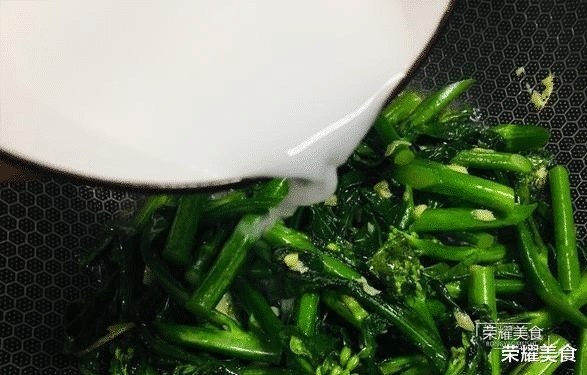  姜汁芥兰|七月遇见这菜别手软，多买几斤也无妨，加点姜末炒，驱寒增食欲