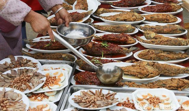 农村|农村满月宴,16道菜800元,分量大接地气,吃不完打包带走