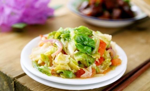 手撕包菜的时|做手撕包菜时,别傻傻直接下锅炒,多做这一步,鲜嫩爽口又美味