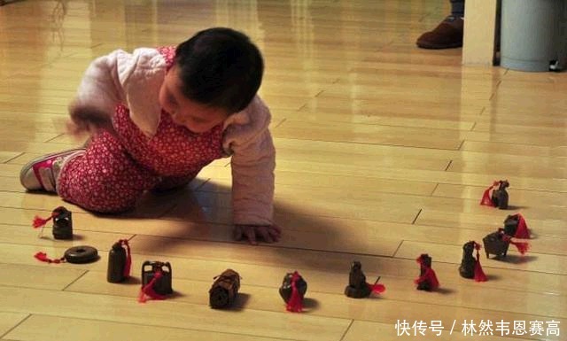 孙子|宝宝抓周,爷爷随手放下一个“八条”,孙子直奔而去,全家人黑脸