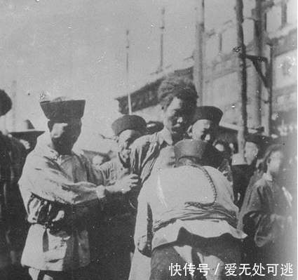 行刑|晚清老照片: 残酷刑罚当街行刑, 围观群众漠然看戏, 看尽社会百态