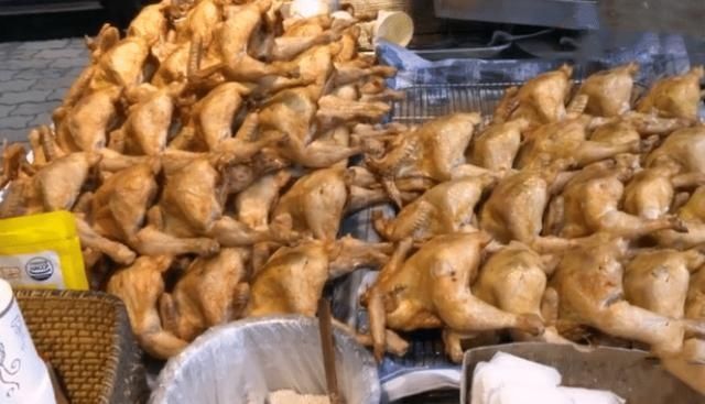 甩卖|年轻小伙甩卖“炸鸡”,15元一只,顾客排长队,邻摊谁吃谁傻