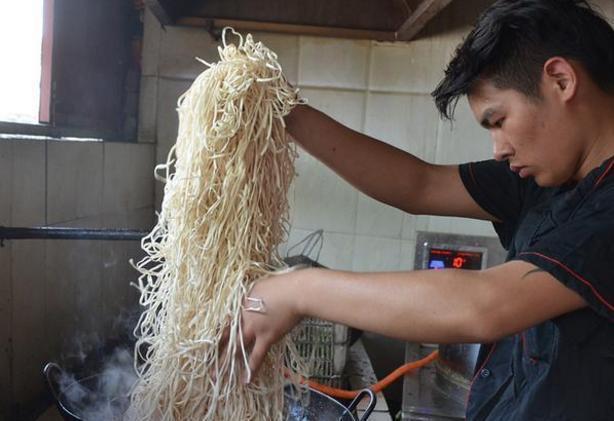 提前|一碗在普通不过的面条一天卖出500碗,提前一天排队你都吃不上