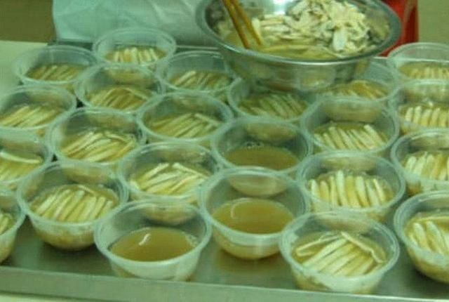 美食|小伙在街边卖这种看起来像“果冻”的美食,敢吃的女生都是女汉子