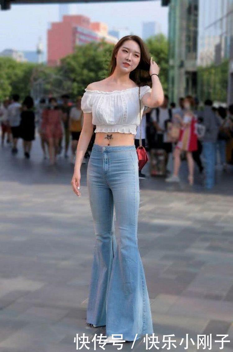  牛仔裤|街拍，时髦的一字肩搭配喇叭牛仔裤，打造别具一格的魅力