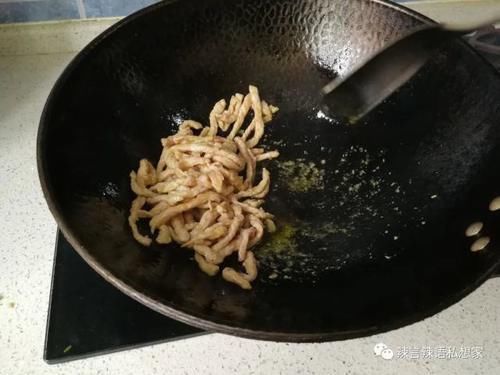 榨菜|油盐不进的豇豆要怎么炒好吃，配点肉丝、榨菜给它，鲜香又美味