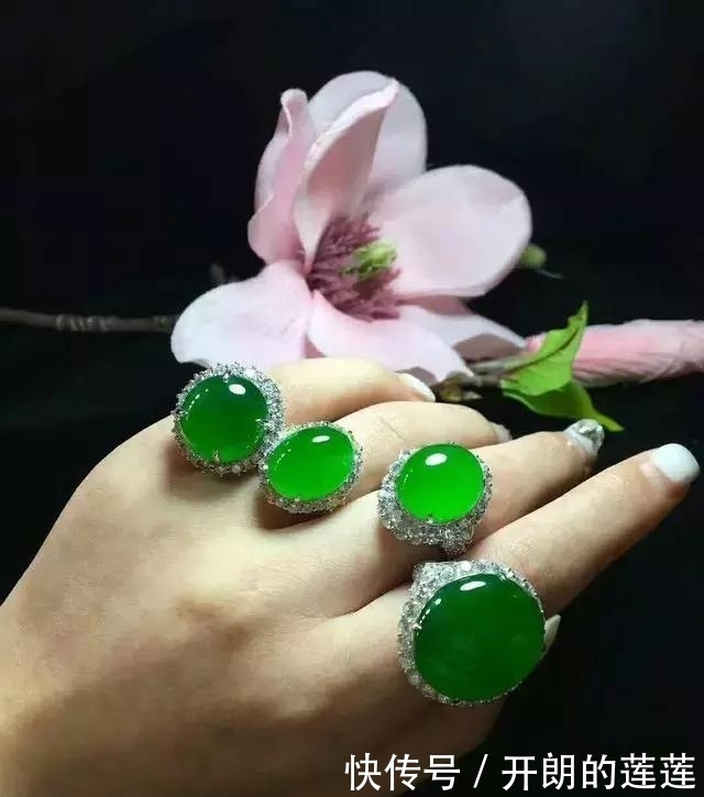 老大爷|老大爷嫌自己佩戴的翡翠水头不太好,用水一泡后,一看吓了一跳!