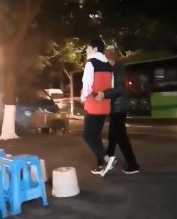 拍摄|肖战回重庆蹲路边吃早餐带火面馆,粉丝向老板求购肖战碗筷