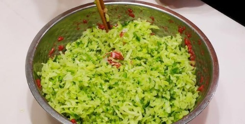 饺子馅|拌饺子馅时,先放盐还是油?大厨教你小秘诀,饺子更好吃,更入味