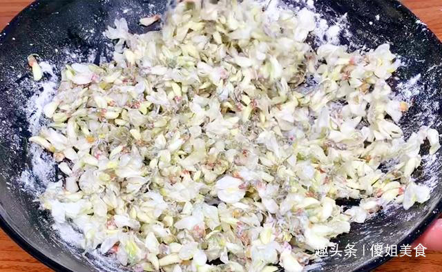槐花|蒸槐花时,只用面粉就错了,多加这2样,槐花出锅不粘也不坨