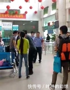 占便宜|女子车站被人占便宜，男友挺身而出，多次被打倒仍站起来，真爷们