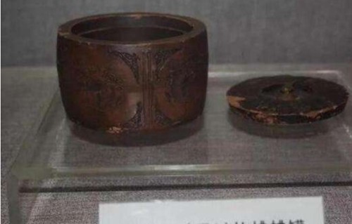 宝贝|溥仪重回故宫参观,从龙椅下拿出一个东西,激动道:这是我的宝贝