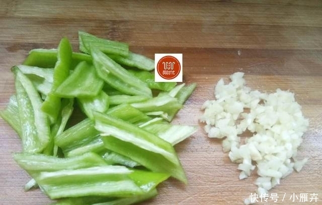 试试|红烧茄子家庭做法，软嫩入味，鲜香适口，吃多少都不腻，快试试吧