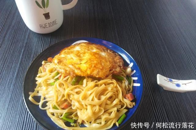 做出|10块钱成本做出一家三口的快餐，网友说太会过了，香味浓郁炒面