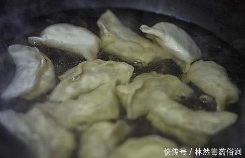 开水|煮冻饺子,用开水还是冷水?教你正确方法,饺子不露馅不破皮