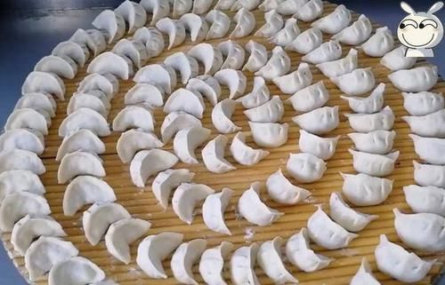  饺子|包饺子别放肉和鸡蛋了，用它做馅料，比肉饺子还香，营养还补钙