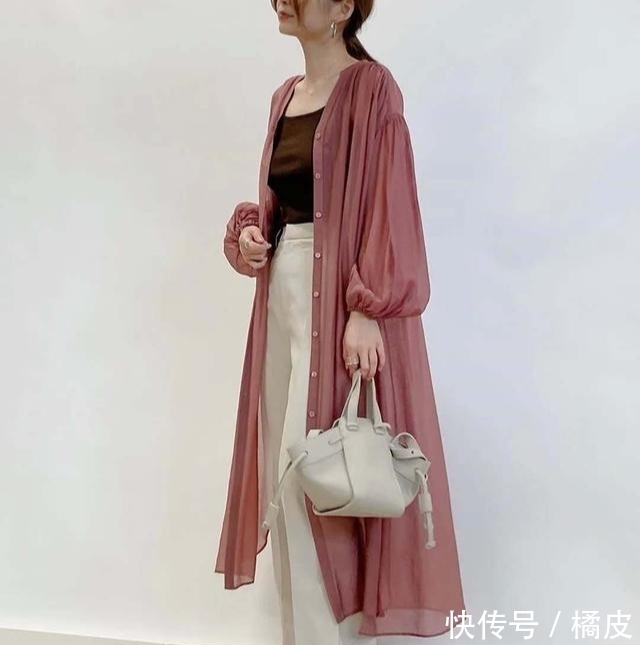 早秋|为什么日本女人都喜欢穿“透视衬衫”?夏末早秋的时髦,全靠它撑