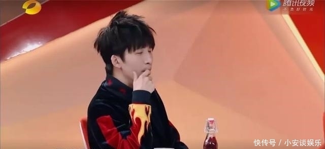  西装革履|有生之年系列——大张伟西装革履，端坐办公桌前！