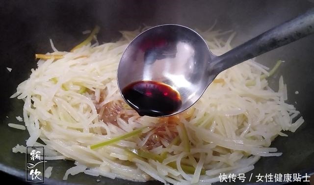 根根|炒土豆丝时,掌握一个小技巧,土豆丝根根分明,清脆爽口,超好吃