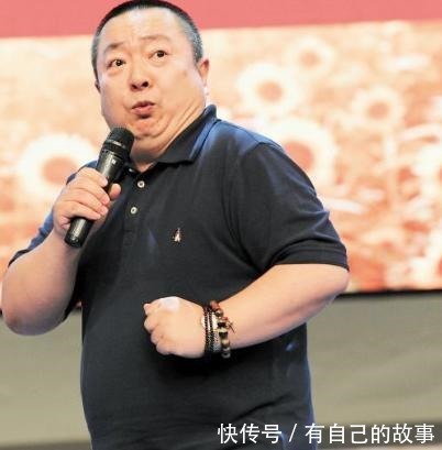 农村|少儿节目主持人董浩,退休后农村生活曝光,坐村口吃面条让人心酸