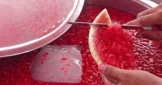 世界|世界各国吃西瓜的方式相差真大,韩国精致,迪拜人的吃法“绝了”