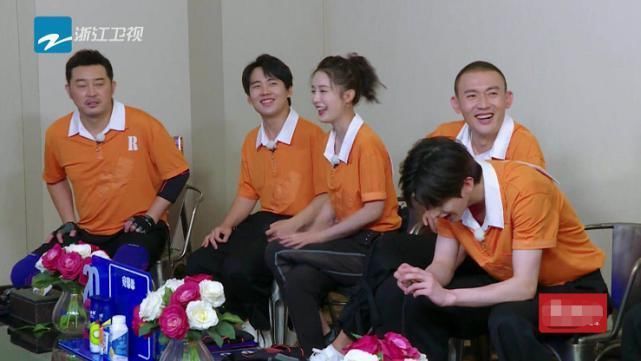 嘉宾|《奔跑吧》李沁嫌衣服领口太大,谁注意到她的救场方式难怪会火