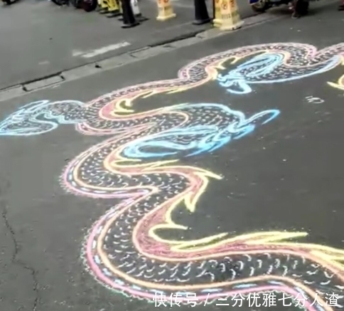 谋生|残疾老大爷街头画“龙”谋生，众人看后，连清洁工都不敢扫了。