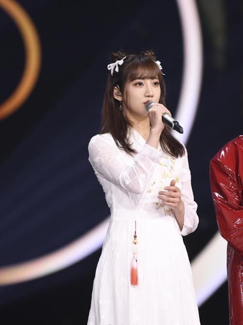 李艺彤|双双退团后,李艺彤参加综艺再次聊起鞠婧祎,称她是自己一辈子达不到的目标